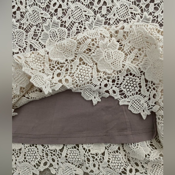 Olivaceous woman’s lace dress - Picture 4 of 9